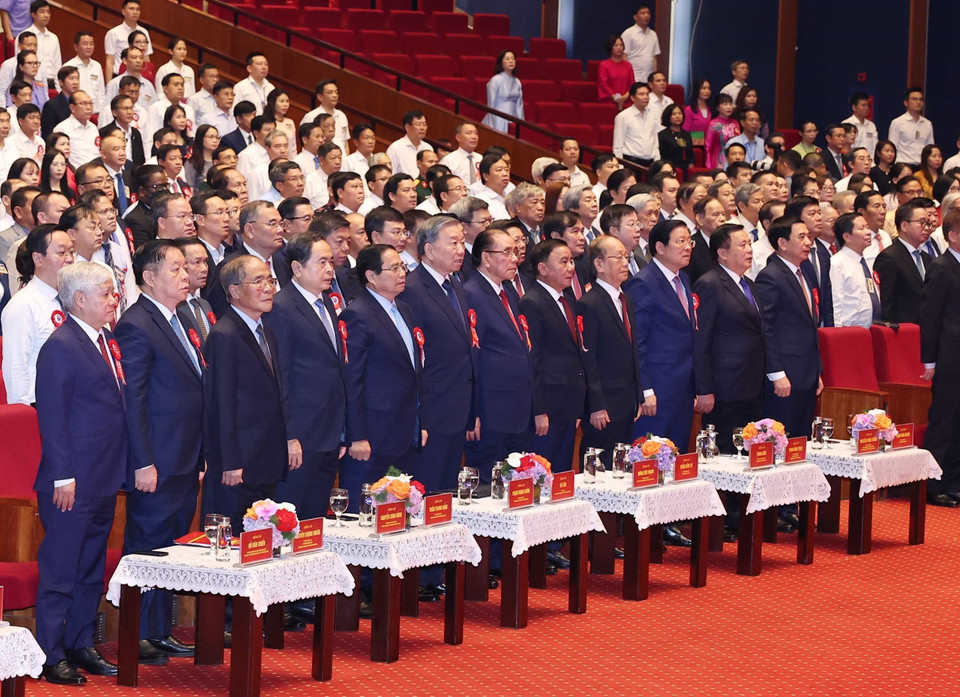 Party and State leaders, former leaders, and delegates attend the flag-raising ceremony. (Photo: VNA)