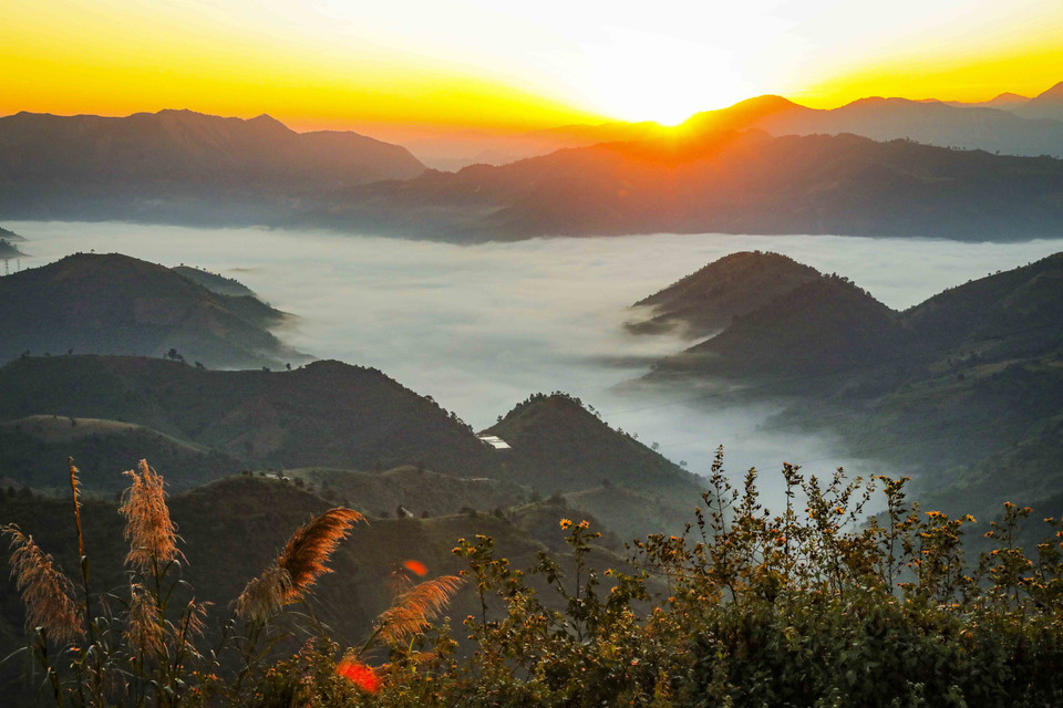 The sun emerges behind mountain peaks, marking the start of a new day on Keo Lom Pass. (Photo: VNA)
