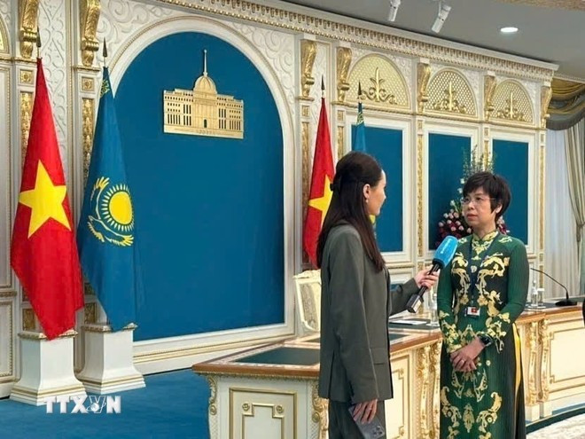 VNA General Director Vu Viet Trang grants an interview to Channel 1 of Kazakhstan Television, highlighting the significance of Party General Secretary To Lam’s state visit to Kazakhstan. (Photo: Published by VNA)