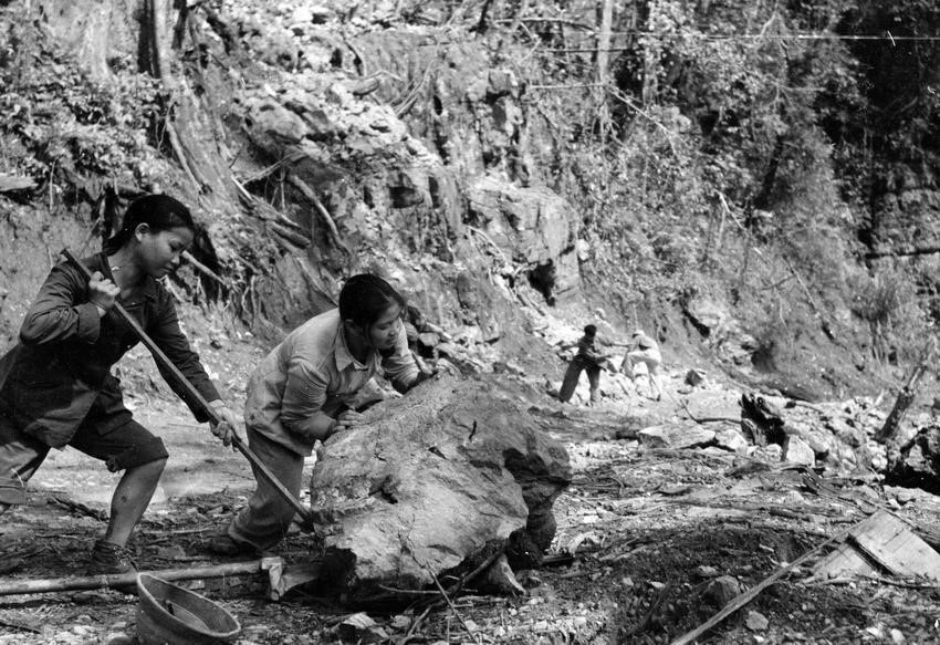 Youth Volunteers clear rocks and open the way for vehicles along the Truong Son route. (Photo: VNA)