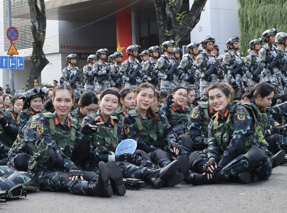 The Female Special Police Unit gather before the full dress rehearsal for the parade celebrating the 50th anniversary of the Liberation of the South and National Reunification. (Photo: VNA)