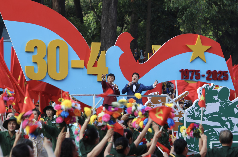 A performance by artists from Ho Chi Minh City participating in the full dress rehearsal for the parade commemorating the 50th anniversary of the Liberation of the South and National Reunification.(Photo: VNA)