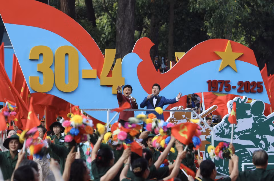 A performance by artists from Ho Chi Minh City participating in the full dress rehearsal for the parade commemorating the 50th anniversary of the Liberation of the South and National Reunification.(Photo: VNA)