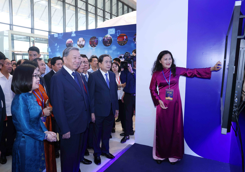 Party General Secretary To Lam and leaders visit the Vietnam News Agency’s booth. (Photo: VNA)