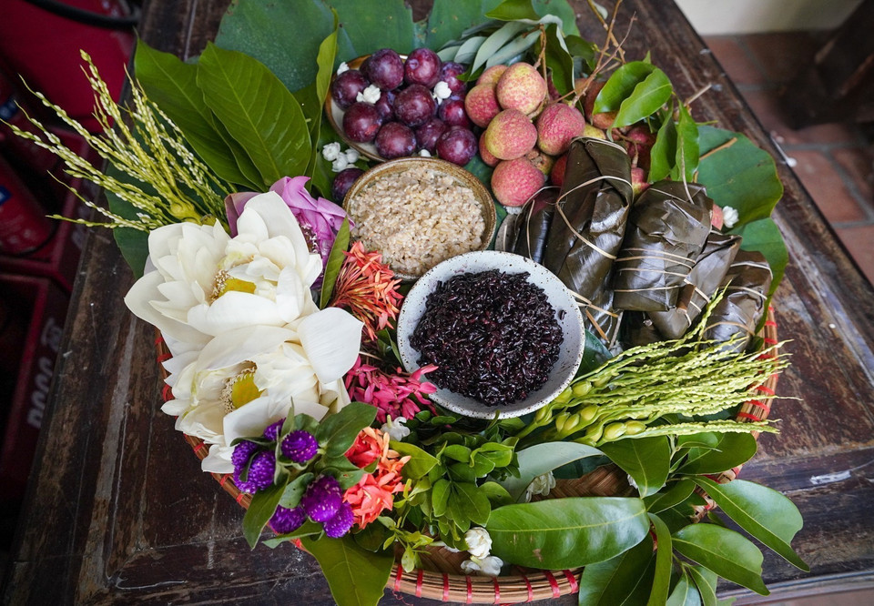 The ritual tray offered during Doan Ngo Festival is a way for descendants to express filial piety and gratitude.(Photo: VNA)