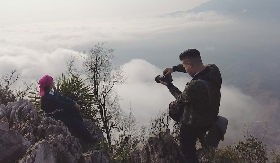 Tourists take photos on Pa Phach peak, Moc Chau plateau, Son La province. (Photo: VNA)