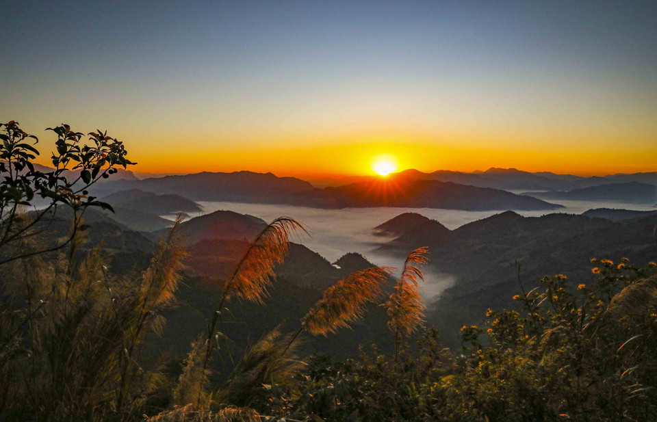 The first rays of sunlight over the sea of clouds at Keo Lom. (Photo: VNA)