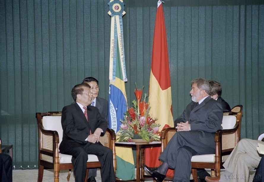 Brazilian President Luiz Inácio Lula da Silva welcomes and holds talks with Vietnamese counterpart Tran Duc Luong during the latter’s visit to Brazil from November 16 to 17, 2004. (Photo: VNA)