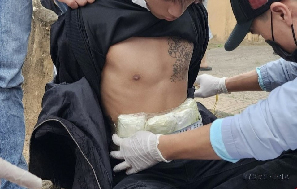 Police in Quang Tri arrest two suspects carrying nearly 12,000 tablets of suspected synthetic drugs (pink pills) on March 9, 2024. (Photo: published by VNA)