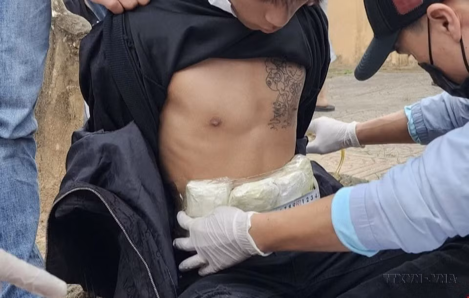 Police in Quang Tri arrest two suspects carrying nearly 12,000 tablets of suspected synthetic drugs (pink pills) on March 9, 2024. (Photo: published by VNA)