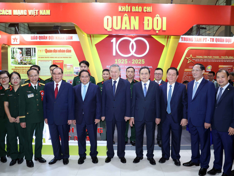 Party General Secretary To Lam, leaders and former leaders of the Party and State, and delegates tour the photo and document exhibition showcasing the 100-year history of Vietnam’s revolutionary press; achievements and trends in journalism’s development in the new era; and displays of modern journalism and communication technologies. (Photo: VNA)
