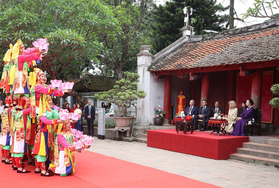 Party General Secretary To Lam and his spouse, together with French President Emmanuel Macron and his spouse enjoy a performance of ‘Nha nhac’ – Vietnamese royal court music. (Photo: VNA)