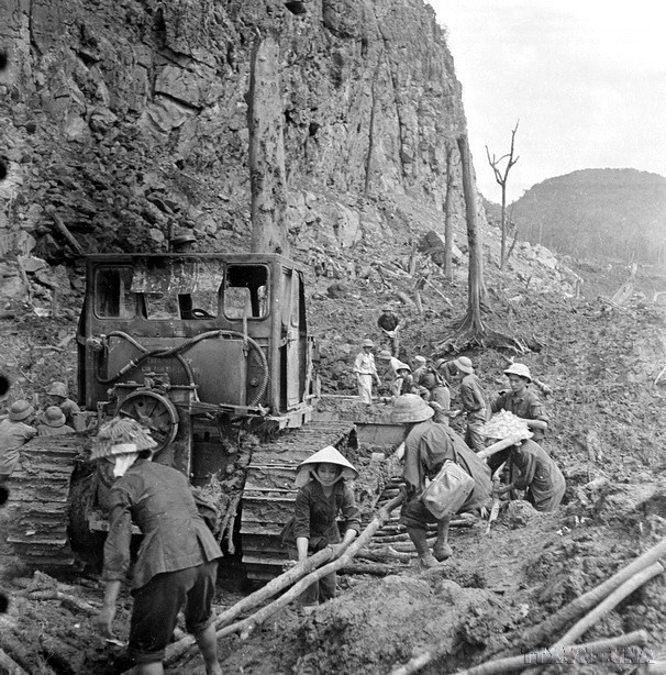 0. Route 20 Quyet Thang in Quang Binh province is constructed under intense wartime bombardment. Despite severe air raids, military engineers and Youth Volunteers work around the clock to ensure traffic flow. The route has eight key points known as “fire coordinates.”