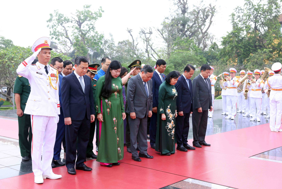 The delegation of the Hanoi Party Committee – People’s Council – People’s Committee – Vietnam Fatherland Front Committee of Hanoi pay tribute to the fallen soldiers. (Photo: VNA)