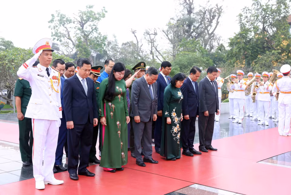 The delegation of the Hanoi Party Committee – People’s Council – People’s Committee – Vietnam Fatherland Front Committee of Hanoi pay tribute to the fallen soldiers. (Photo: VNA)