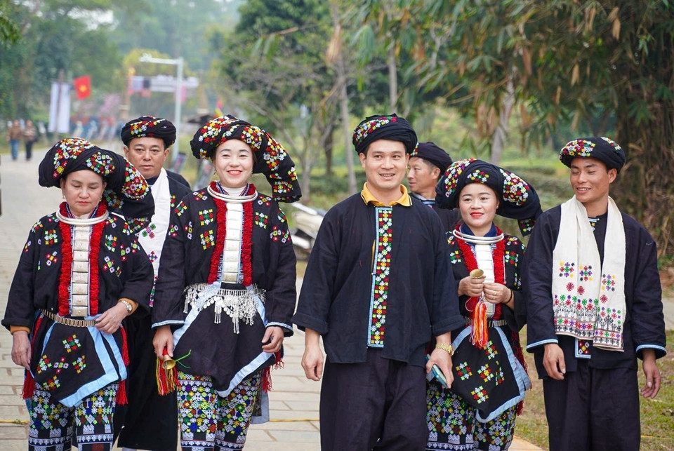 Today, with the evolution of society, Dao Tien people typically reserve their traditional attire for festivals, Lunar New Year, or significant family occasions. (Photo: VNA)