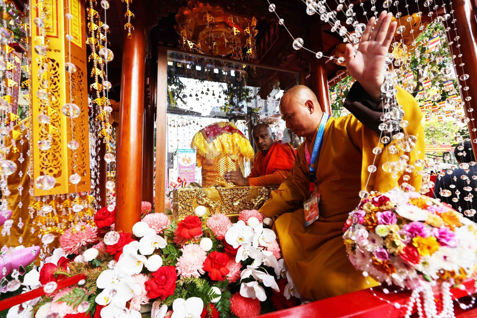 Procession of Buddha’s relic to Quan Su Pagoda (Photo: VNA)