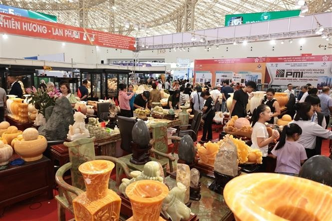 Visitors explore the gemstone exhibition area. (Photo: VNA)