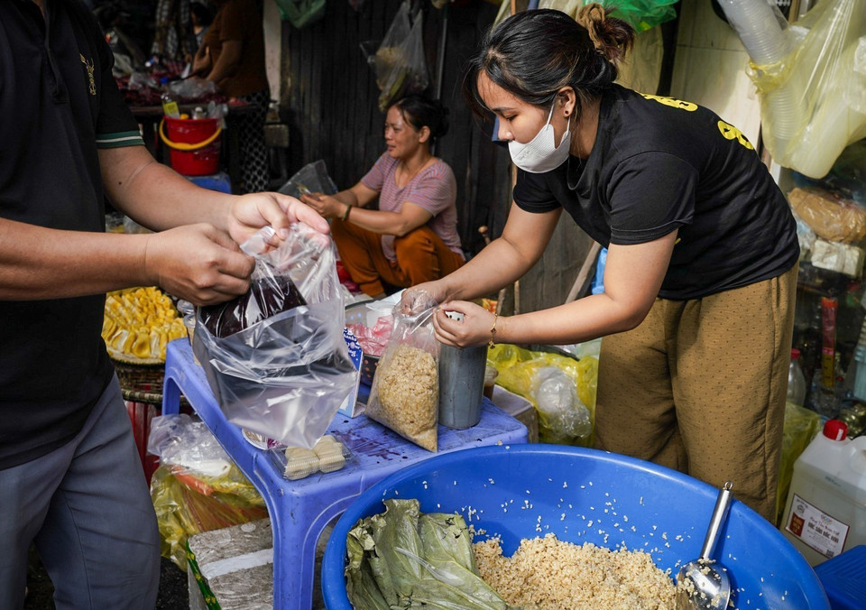 Fermented sticky rice is a signature dish that’s indispensable on Doan Ngo Festival. (Photo: VNA)