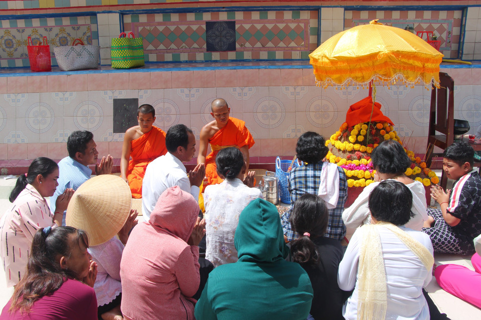 Monks and Buddhist followers in the village conduct a memorial prayer ceremony to honour their ancestors during the Chol Chnam Thmay New Year festival. (Photo: VNA)