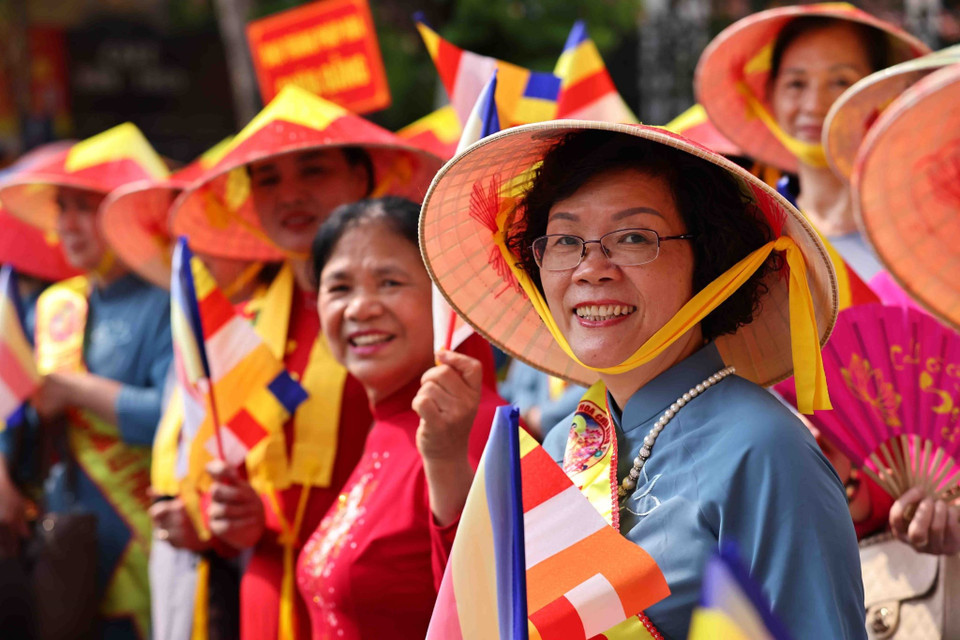 A large number of Buddhists and visitors attend the ceremony and pay homage at Quan Su Pagoda. (Photo: VNA)