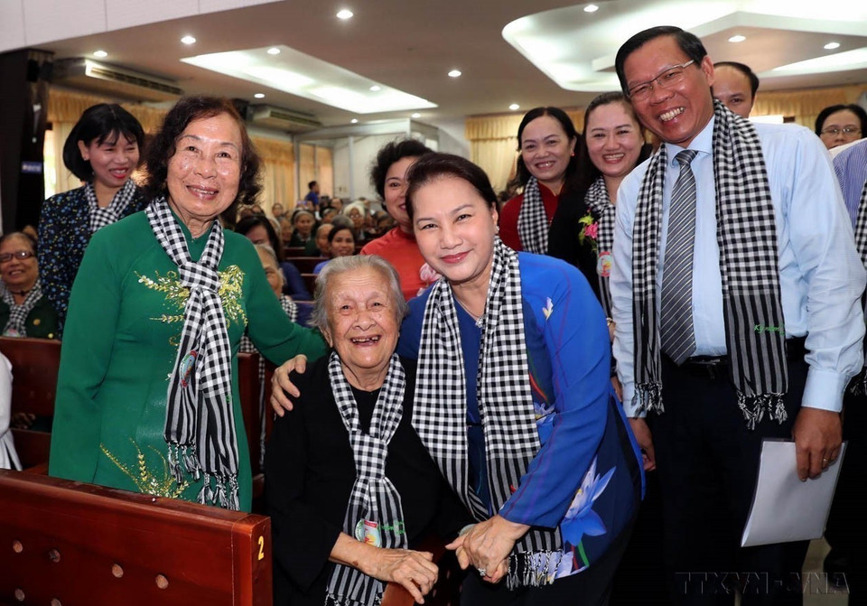 National Assembly Chairwoman Nguyen Thi Kim Ngan (second right, first row) is pictured with a veteran of the Long-Haired Army of Ben Tre Province at the 60th anniversary of Dong Khoi (General Uprising) movement and 100th birth anniversary of General Nguyen Thi Dinh, 2020. (Photo: VNA)