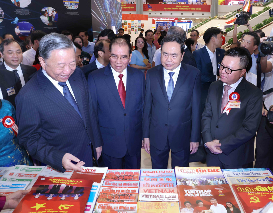 Party General Secretary To Lam and leaders visit the Vietnam News Agency’s booth. (Photo: VNA)