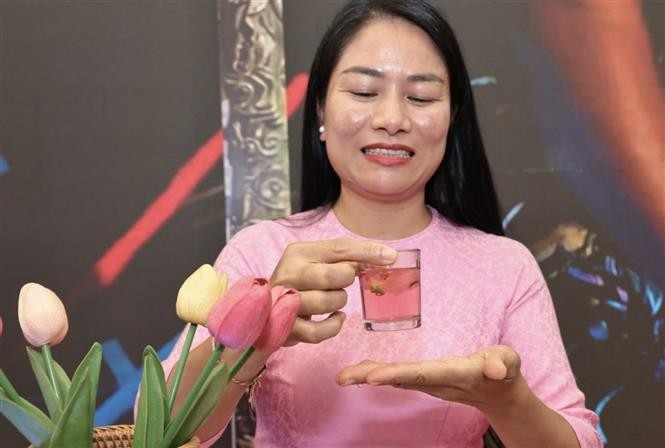 A tea-brewing art performance. (Photo: VNA)