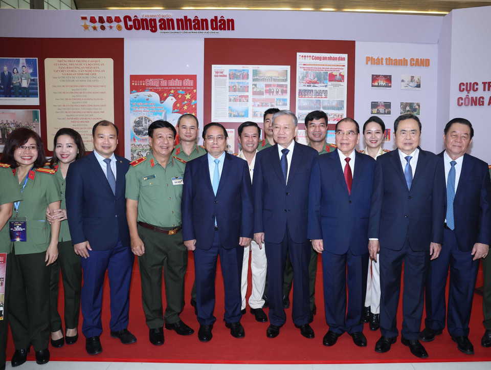 Party General Secretary To Lam, leaders and former leaders of the Party and State, and delegates tour the photo and document exhibition showcasing the 100-year history of Vietnam’s revolutionary press; achievements and trends in journalism’s development in the new era; and displays of modern journalism and communication technologies. (Photo: VNA)
