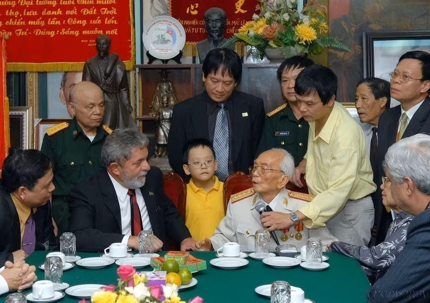 President Luiz Inácio Lula da Silva meets with General Vo Nguyen Giap at his residence in Hanoi, July 10, 2008. (Photo: VNA)