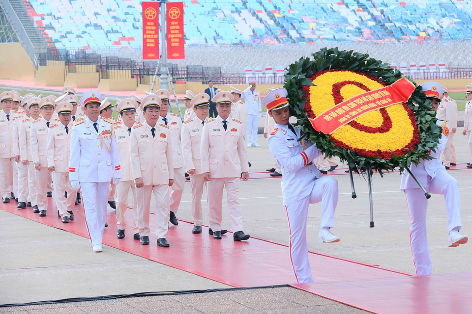A delegation of the Central Public Security Party Committee of the Ministry of Public Security lay wreaths and pay tribute to President Ho Chi Minh. (Photo: VNA)