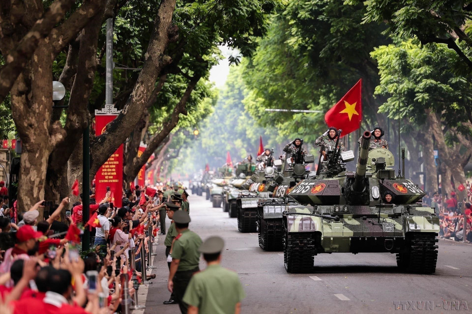 Armoured vehicle units parade along Tran Phu Street in Hanoi, receiving warm welcome from residents and visitors during the National Day celebrations (September 2, 2025). (Photo: VNA)