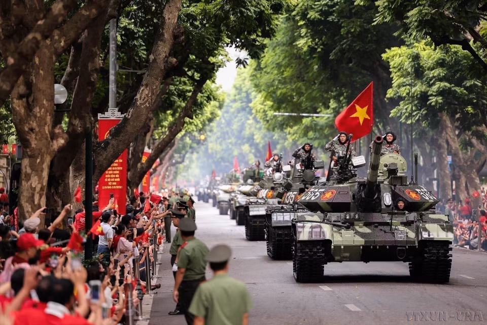 Armoured vehicle units parade along Tran Phu Street in Hanoi, receiving warm welcome from residents and visitors during the National Day celebrations (September 2, 2025). (Photo: VNA)
