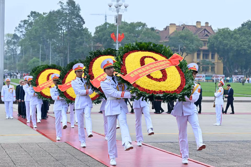 The delegation of Party and State leaders lays wreaths and pays tribute to President Ho Chi Minh at his Mausoleum in Hanoi. (Photo: VNA)