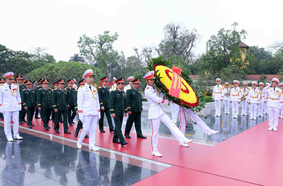 The delegation of the Central Military Commission – Ministry of National Defence lays wreaths in memory of the fallen soldiers. (Photo: VNA)