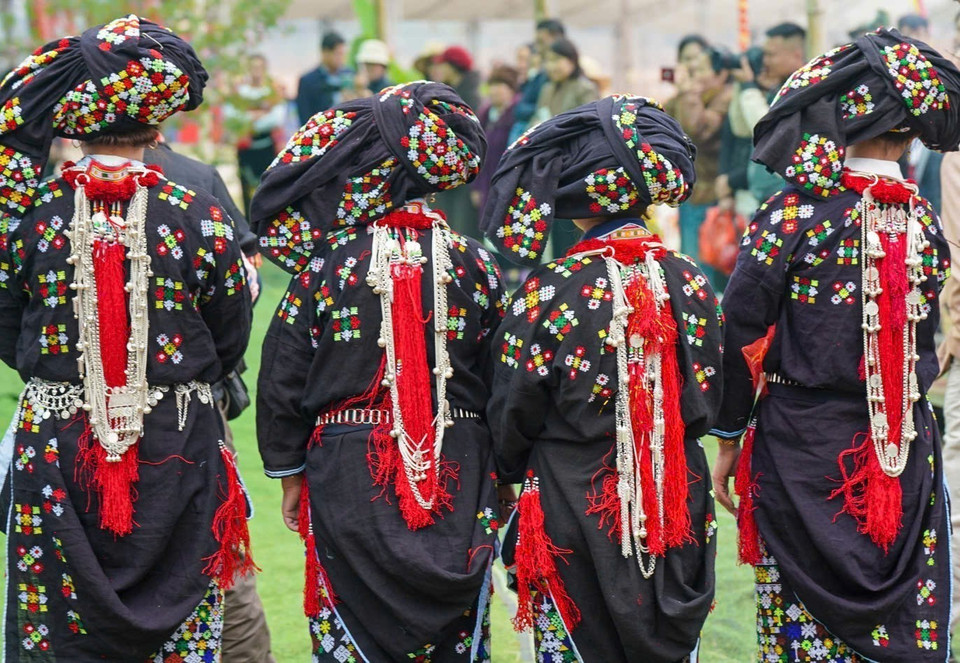 In addition to their main garments, Dao Tien women add further distinction to their outfits with silver jewelry. (Photo: VNA)