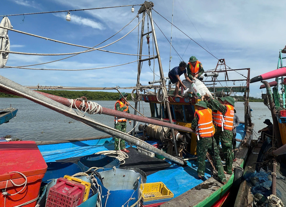 Nghe An Border Guards support fishermen in anchoring their boats in safe shelters. (Photo: VNA)