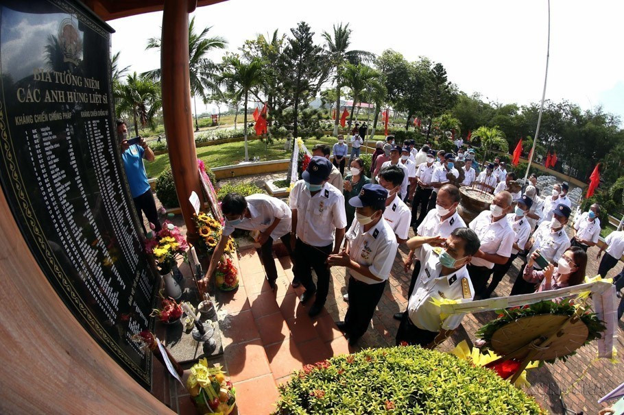 Comrades and relatives of the fallen soldiers light incense in remembrance of those who lost their lives during Gac Ma battle on March 14, 1988, during a memorial ceremony at Nai Nam Communal House, Hoa Cuong Bac ward, Hai Chau district, Da Nang city (March 13, 2022). (Photo: VNA)