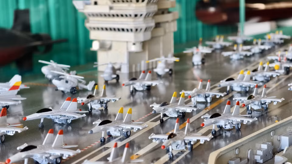 Fighter jet models equipped on an aircraft carrier model. (Photo: VNA)