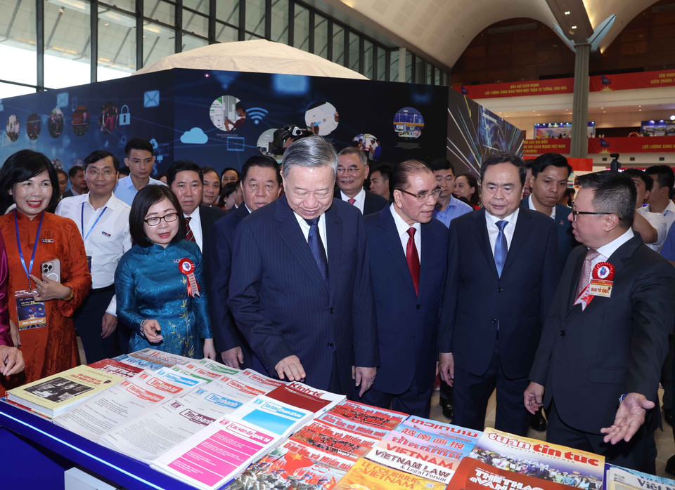 Party General Secretary To Lam, Party and State leaders, and delegates tour the Vietnam News Agency’s display space. (Photo: VNA)