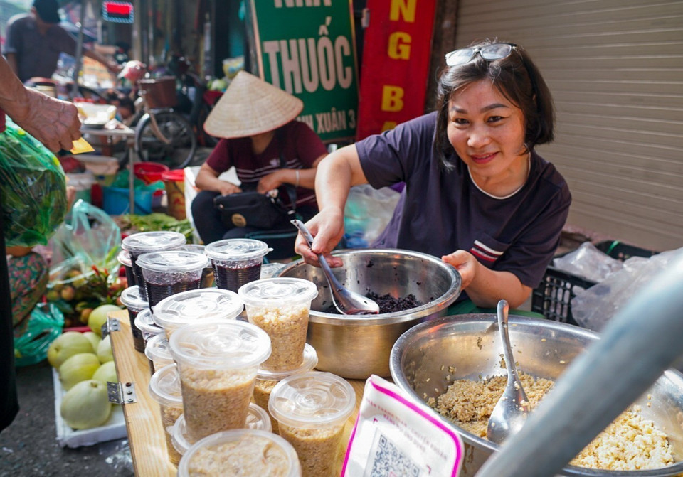 Fermented sticky rice is a signature dish that’s indispensable on Doan Ngo Festival. (Photo: VNA)