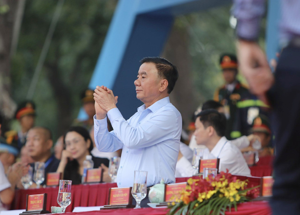 Tran Cam Tu, Member of the Politburo, Standing Member of the Party Central Committee’s Secretariat, and Head of the Central Steering Committee for the Commemoration of Major National Holidays and Important Historical Events during 2023–2025, attends the full dress rehearsal. (Photo: VNA)