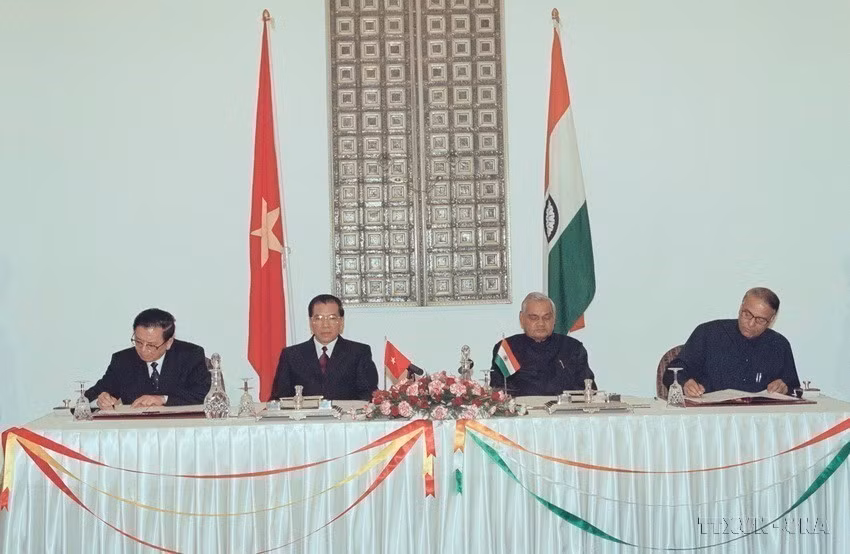 Party General Secretary Nong Duc Manh and Prime Minister Atal Bihari Vajpayee witness the signing of the "Joint Declaration on the Comprehensive Cooperation Framework Between Vietnam and India Entering the 21st Century," in New Delhi, May 1, 2003. (Photo: VNA)