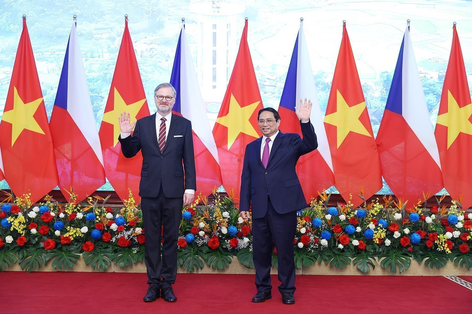 Prime Minister Pham Minh Chinh hosts a welcome ceremony for Czech Prime Minister Petr Fiala during his official visit to Vietnam (April 21, 2023). (Photo: VNA)