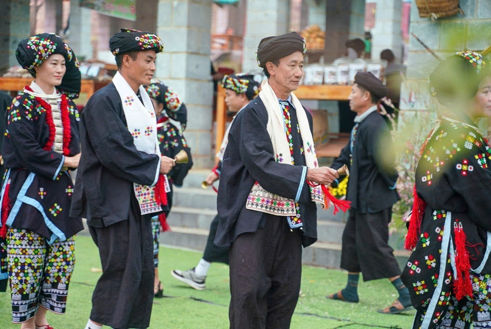 For Dao Tien ethnic men, traditional attire is characterized by its dominant indigo color. (Photo: VNA)