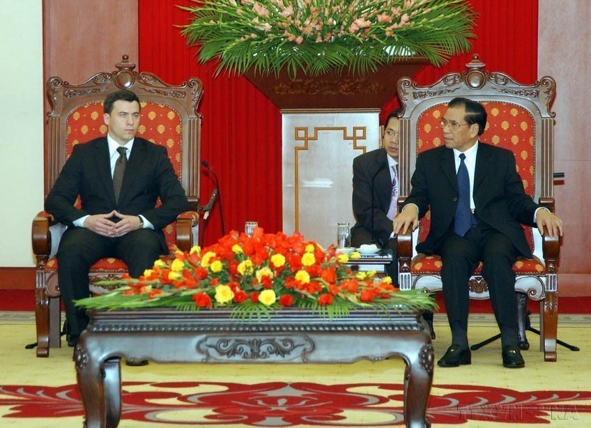 Party General Secretary Nong Duc Manh receives Democratic Left Alliance Chairman of Poland Wojciech Olejniczak, during his visit to Vietnam (Hanoi, December 4, 2007). (Photo: VNA)