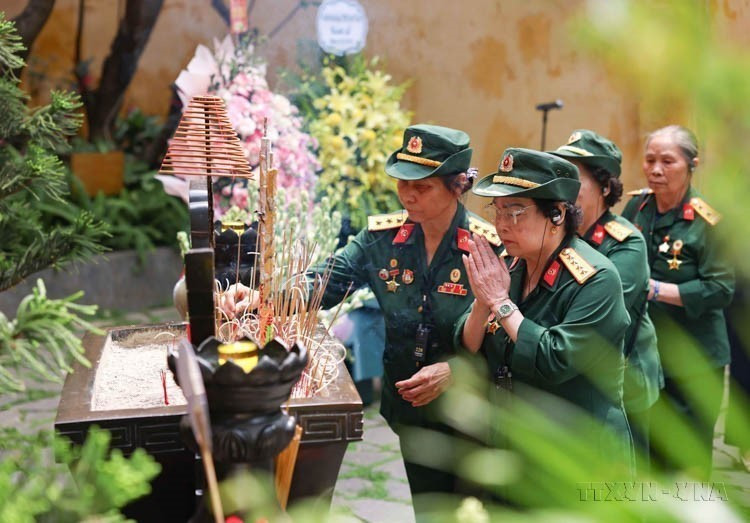 Historical witnesses from the “Three Readiness” movement, former female drivers of the Truong Son trail, and former Youth Volunteers of Route 20 Quyet Thang offer incense in memory of heroes and martyrs (April 23, 2025). (Photo: VNA)