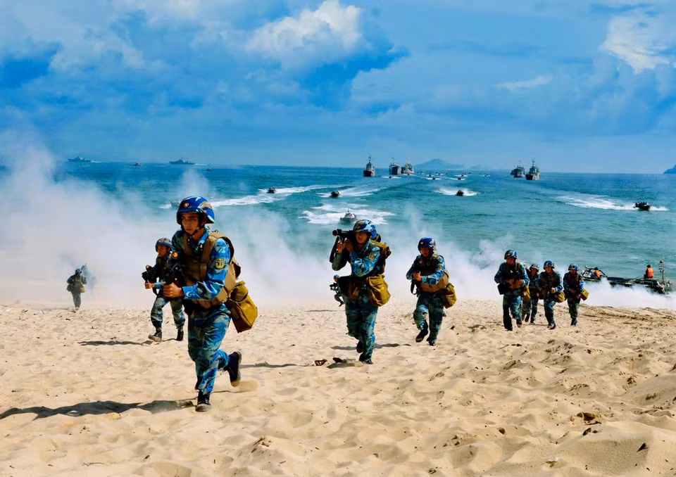 Officers and soldiers of the Naval Region 4 Command during a defense drill. (Photo: Published by VNA)