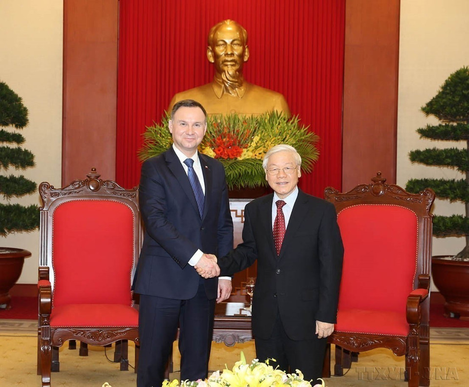 Party General Secretary Nguyen Phu Trong receives Polish President Andrzej Duda during his state visit to Vietnam (Hanoi, November 28, 2017). (Photo: VNA)