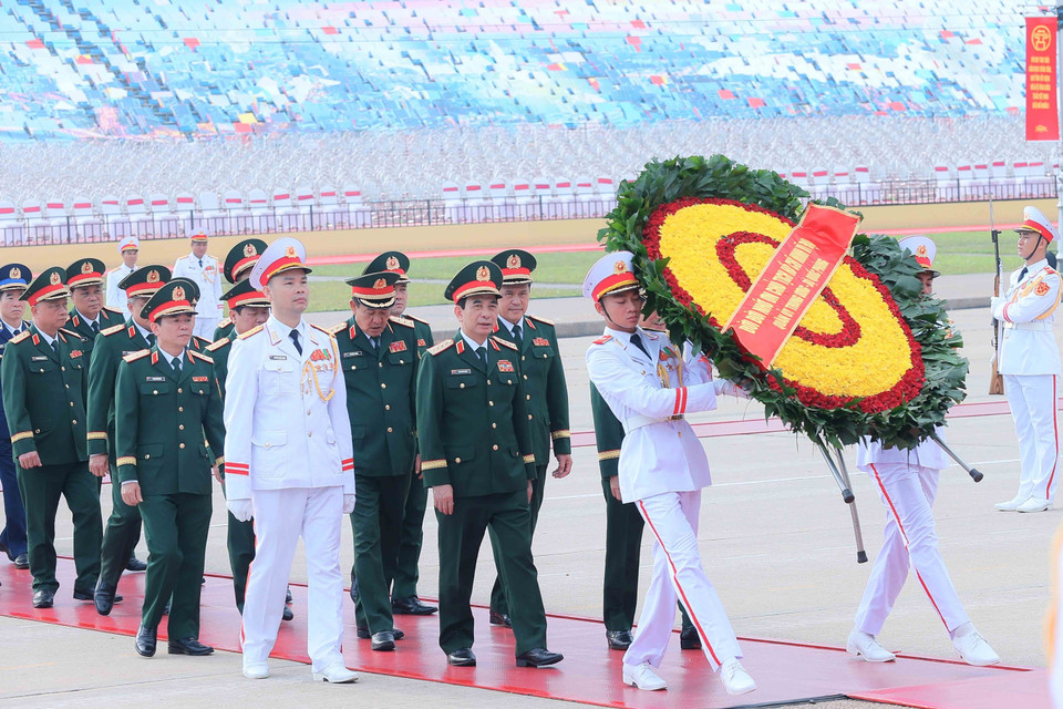 A delegation of the Central Military Commission of the Ministry of National Defence lay wreaths and pay tribute to President Ho Chi Minh at his Mausoleum. (Photo: VNA)